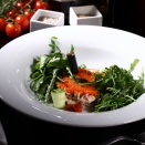 Salat s mjasom kamchatskogo kraba, miks-salatom, ikroj tobiko i pomidornym konfitom